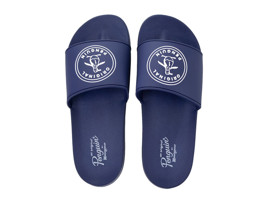 Sandalias deslizantes color azul marino de la marca Original Penguin con logo blanco en la banda.