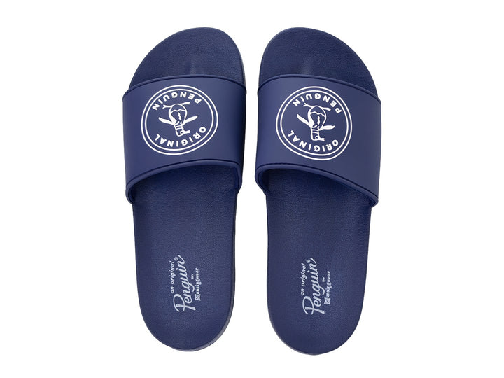 Sandalias deslizantes color azul marino de la marca Original Penguin con logo blanco en la banda.