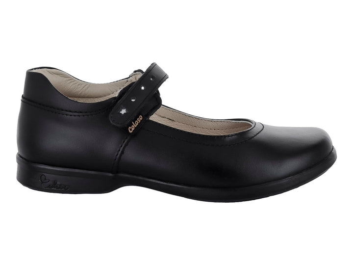 Zapato escolar negro para niña con correa ajustable y punta redondeada.