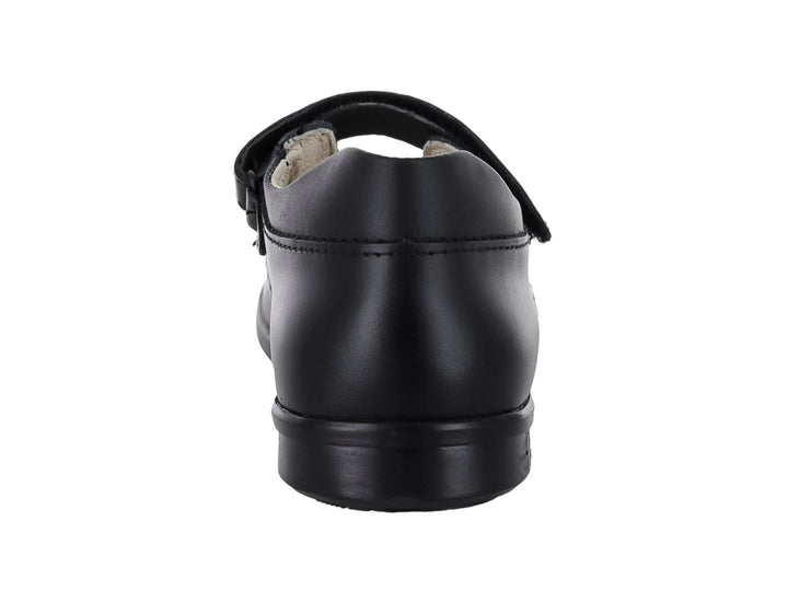 Zapato escolar negro para niña con correa ajustable y punta redondeada.