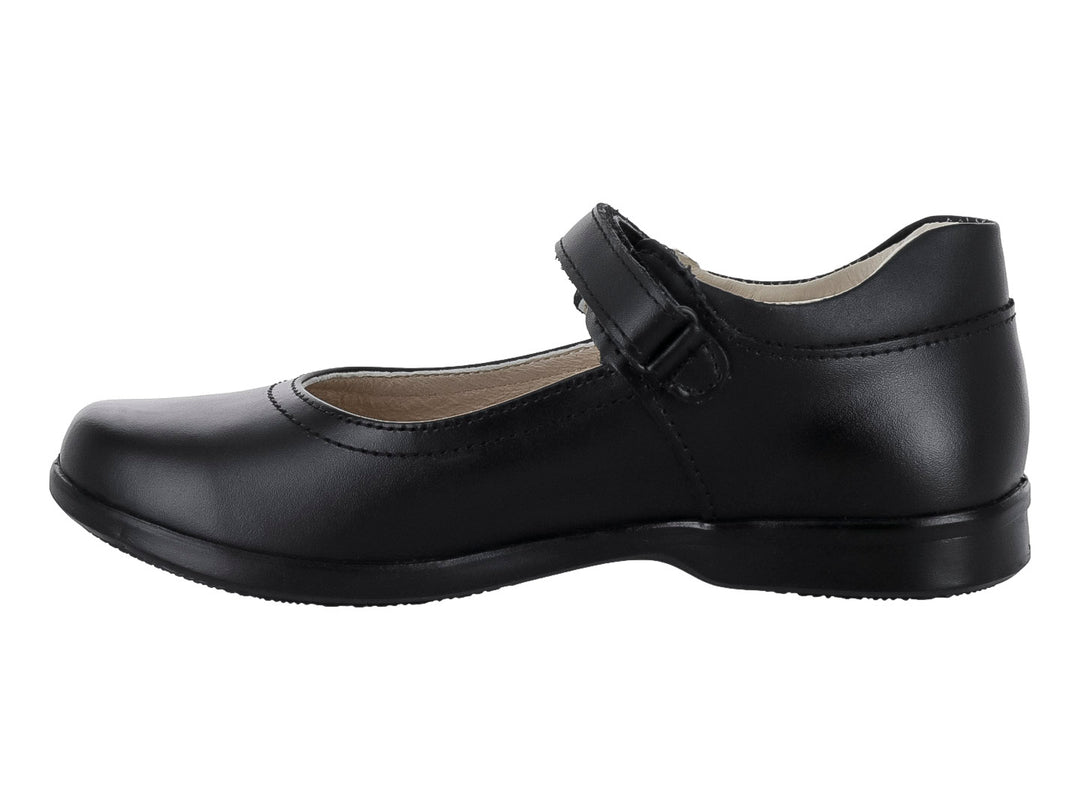 Zapato escolar negro para niña con correa ajustable y punta redondeada.