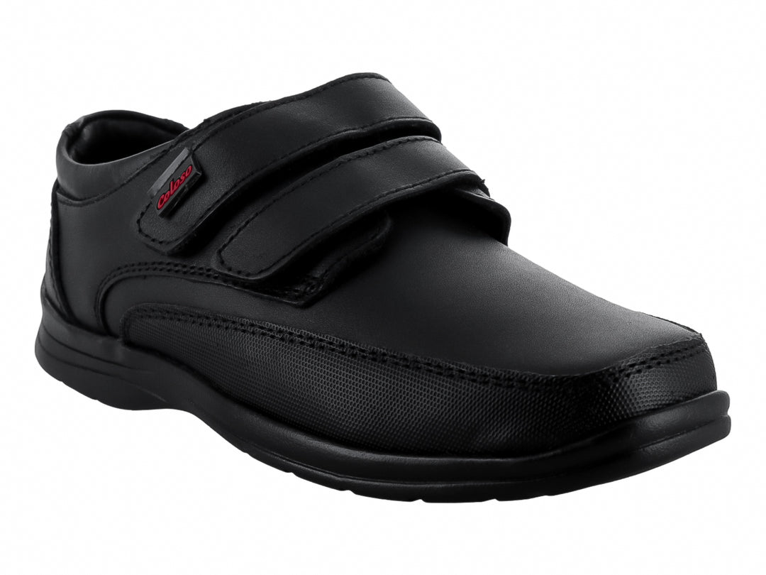 Zapato infantil color negro con cierre de velcro y acabado mate.