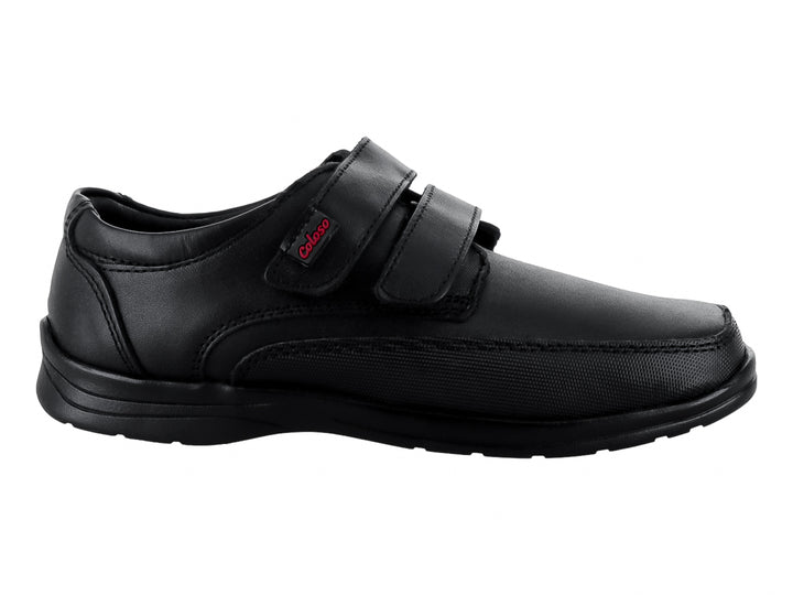 Zapato infantil color negro con cierre de velcro y acabado mate.