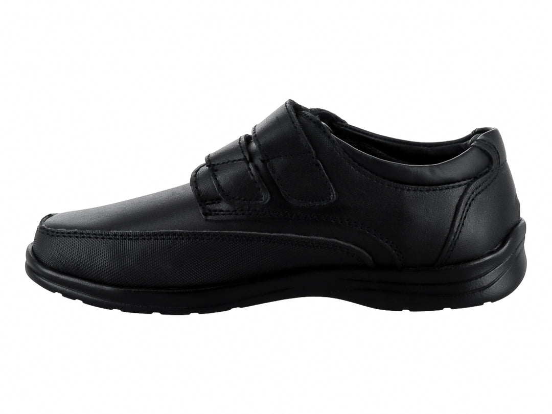 Zapato infantil color negro con cierre de velcro y acabado mate.