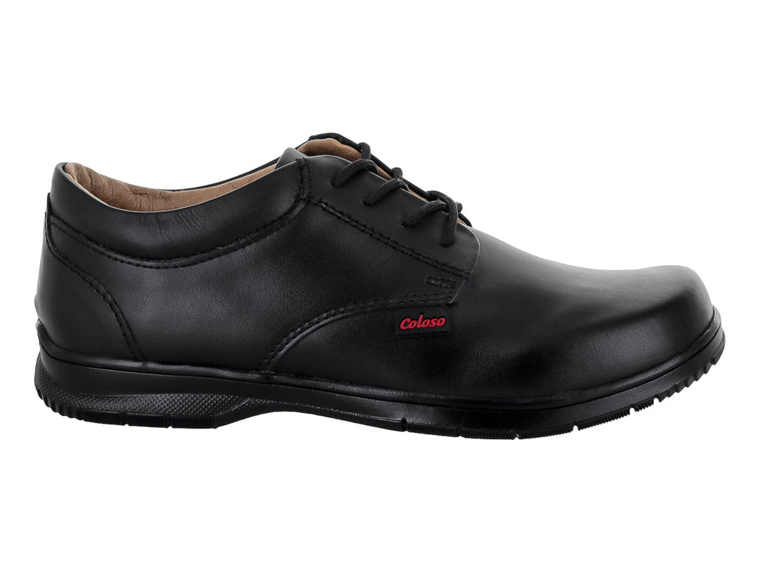 Zapato infantil de cuero negro con agujetas y suela negra.