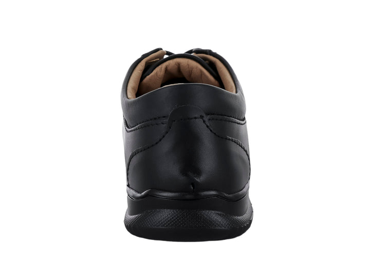 Zapato infantil de cuero negro con agujetas y suela negra.