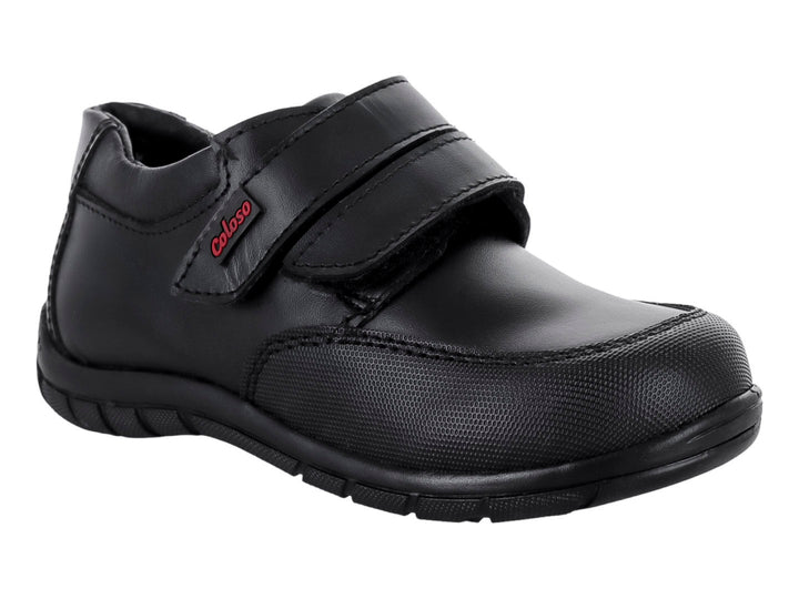 Zapato infantil color negro de material sintético con cierre de velcro.