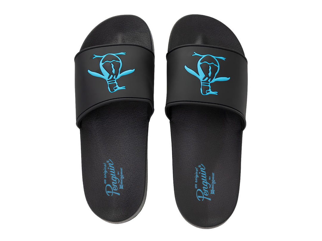 Sandalias negras tipo slide de la marca Penguin con logo de pingüino en color azul.