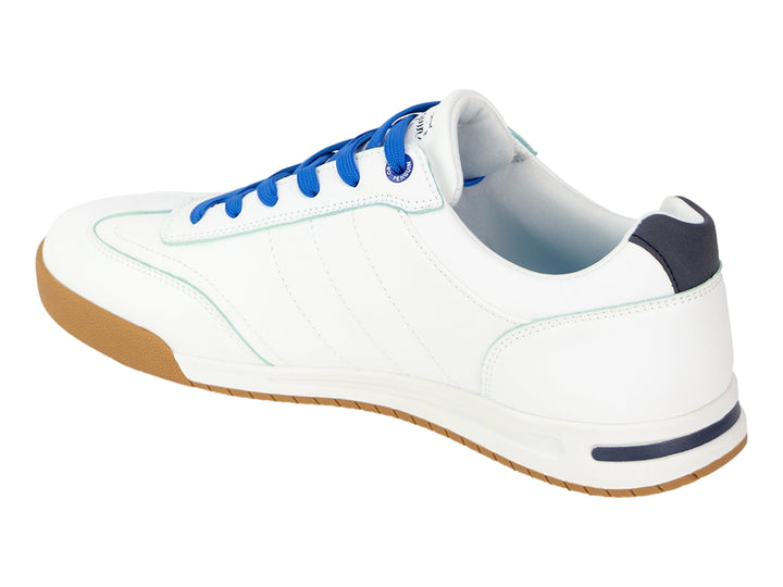 Tenis blancos Penguin con franjas azules y suela color miel.