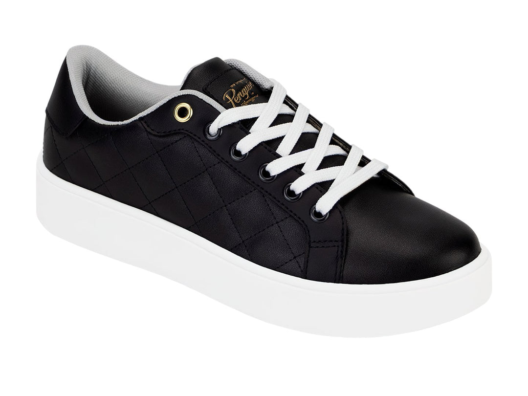 Tenis Penguin color negro con textura acolchada de rombos y suela blanca contrastante.