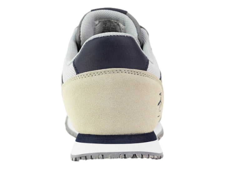 Tenis PENGUIN SEAN color gris con detalles en marino y beige, suela blanca y cordones grises.