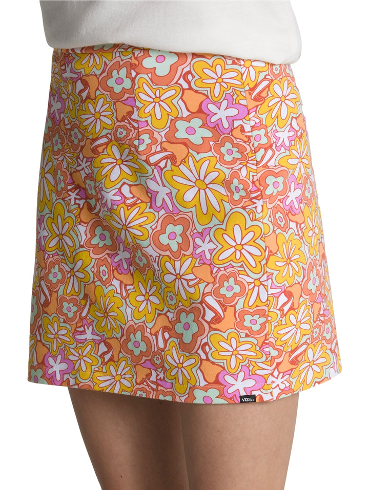 Falda corta VANS con estampado floral en colores naranja, amarillo y rosa.