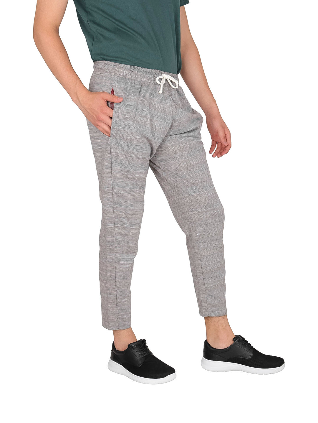 Hombre vistiendo pantalones jogger color gris jaspeado con cintura elástica y cordón blanco.