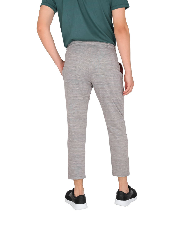 Hombre vistiendo pantalones jogger color gris jaspeado con cintura elástica y cordón blanco.