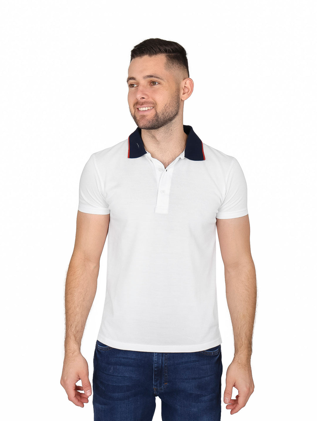 Hombre vistiendo playera polo blanca de manga corta con cuello en contraste azul marino y detalle rojo.
