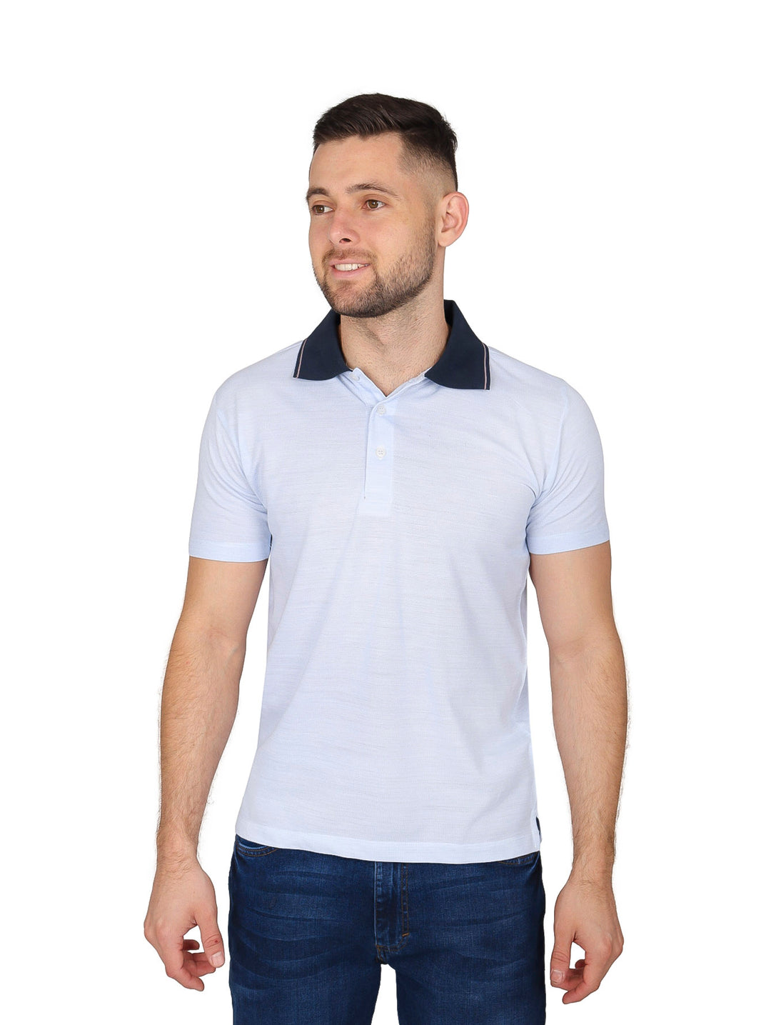 Hombre vistiendo playera polo color azul cielo con cuello azul marino.