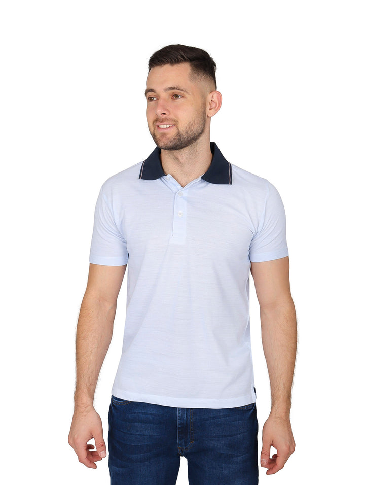 Hombre vistiendo playera polo color azul cielo con cuello azul marino.