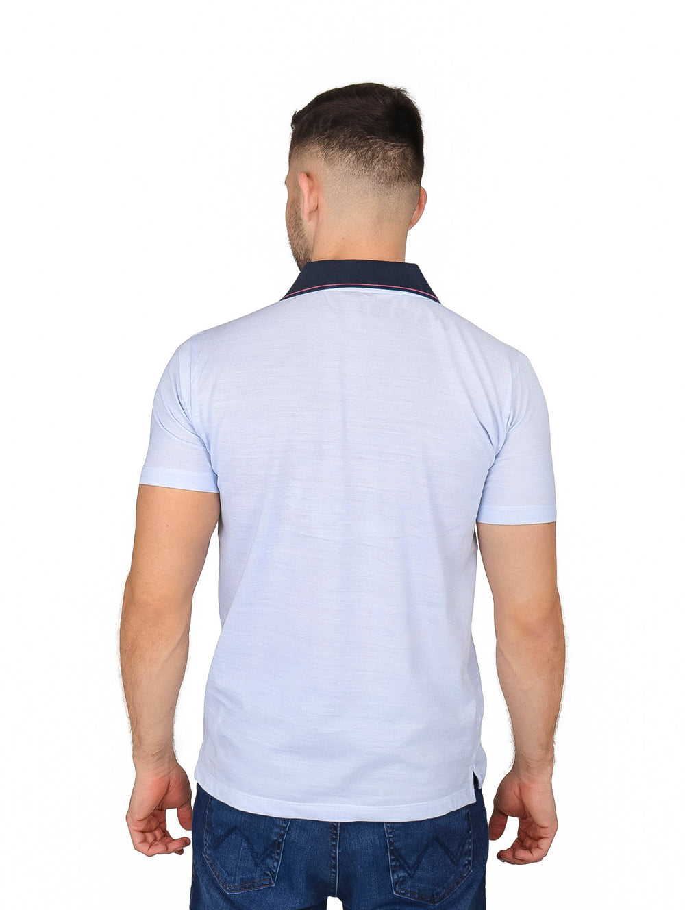 Hombre vistiendo playera polo color azul cielo con cuello azul marino.