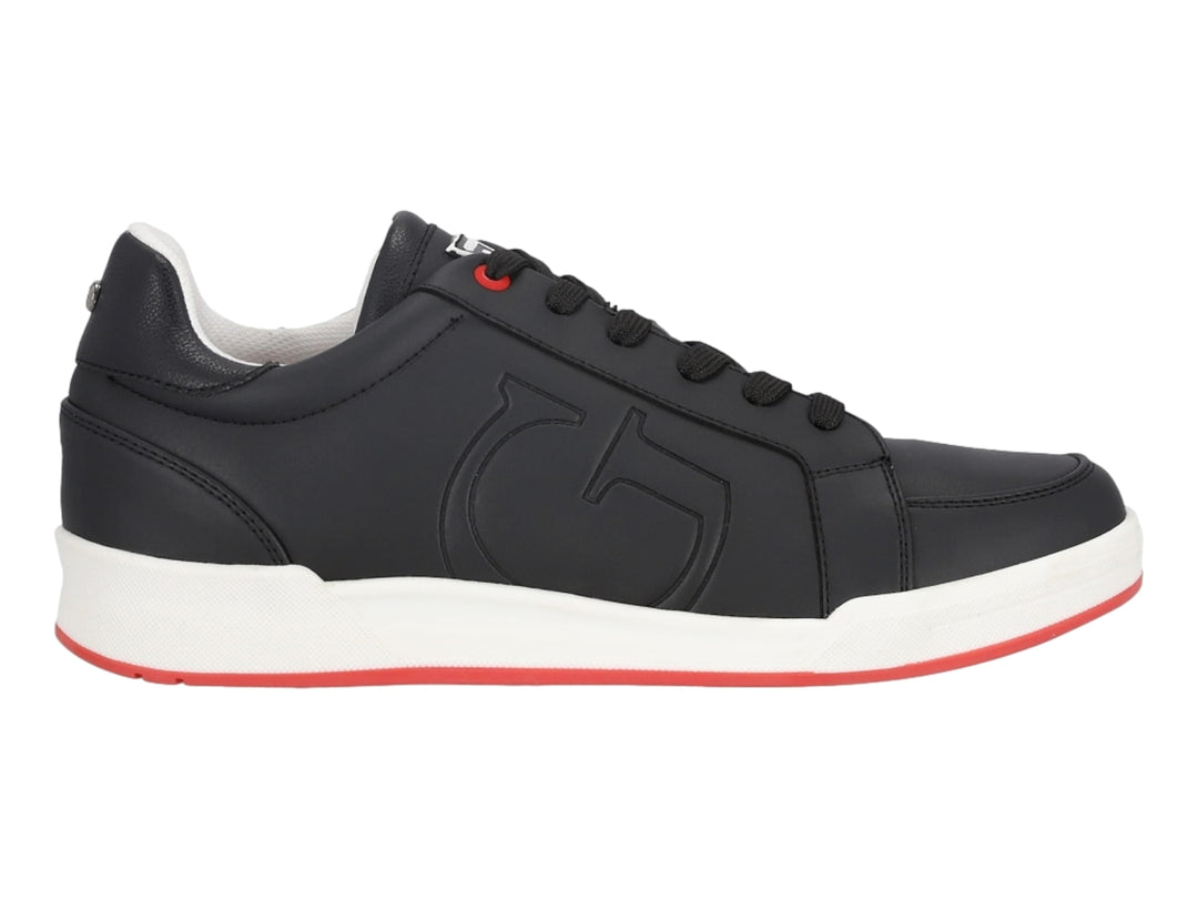 Tenis Guess color negro con suela blanca y detalles en rojo.