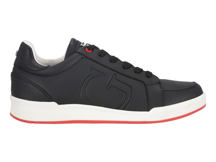 Tenis Guess color negro con suela blanca y detalles en rojo.
