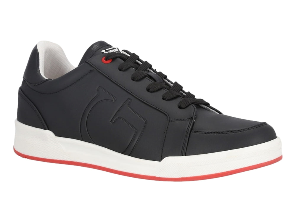 Tenis Guess color negro con suela blanca y detalles en rojo.