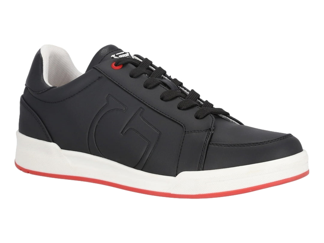 Tenis Guess color negro con suela blanca y detalles en rojo.