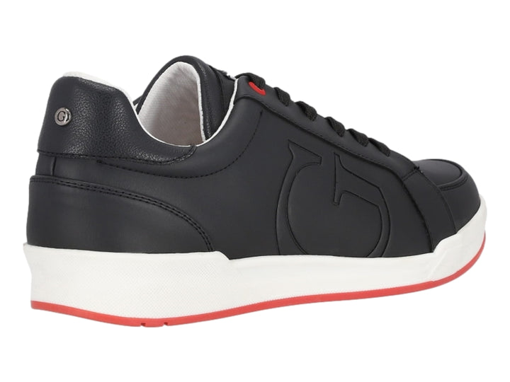 Tenis Guess color negro con suela blanca y detalles en rojo.