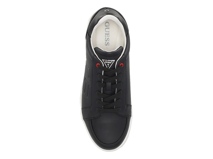 Tenis Guess color negro con suela blanca y detalles en rojo.