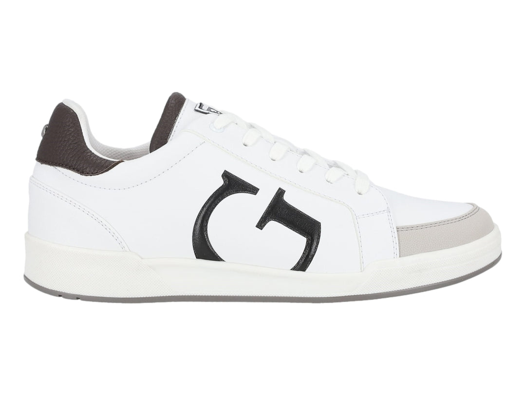 Tenis blancos Guess con detalles en marrón y gris y logotipo G negro en el lateral.