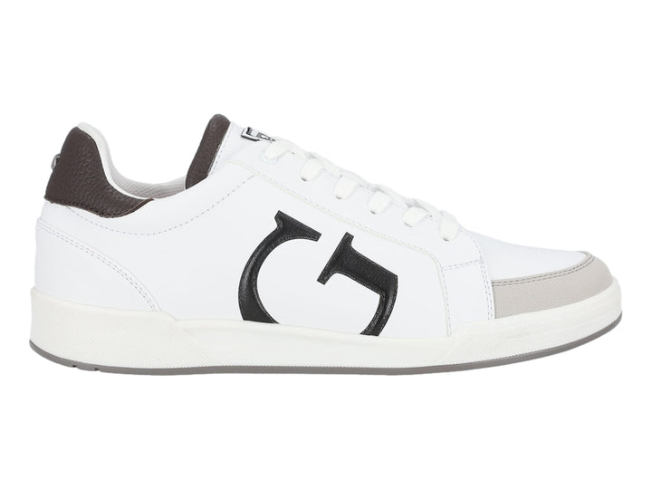 Tenis blancos Guess con detalles en marrón y gris y logotipo G negro en el lateral.