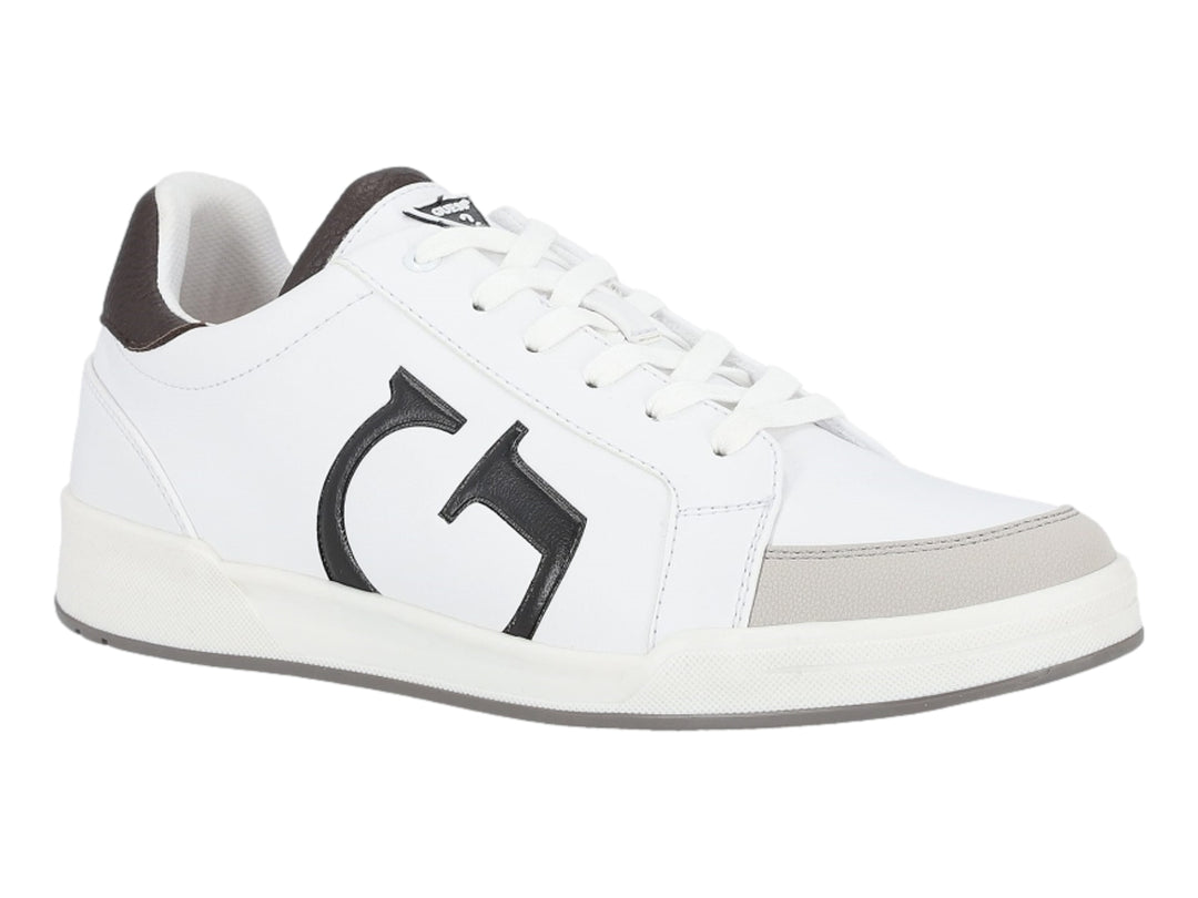 Tenis blancos Guess con detalles en marrón y gris y logotipo G negro en el lateral.