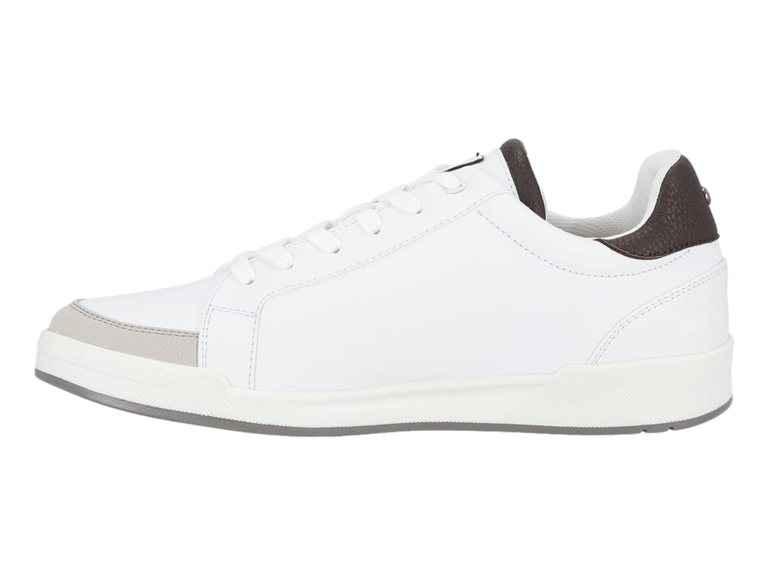 Tenis blancos Guess con detalles en marrón y gris y logotipo G negro en el lateral.