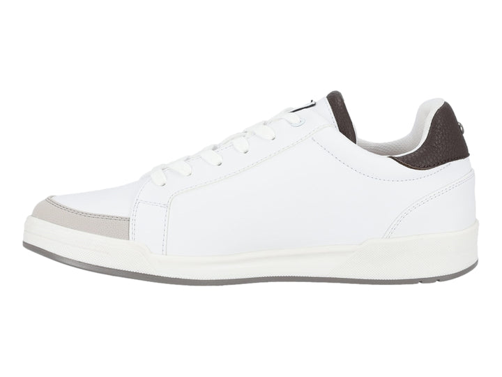 Tenis blancos Guess con detalles en marrón y gris y logotipo G negro en el lateral.