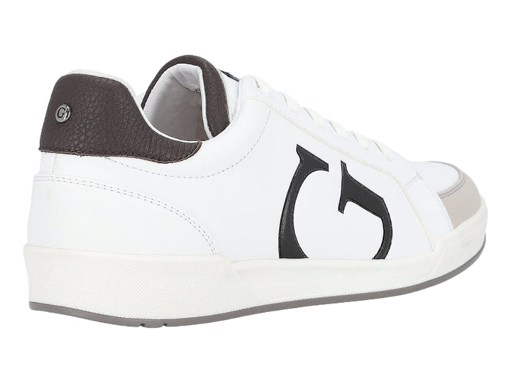 Tenis blancos Guess con detalles en marrón y gris y logotipo G negro en el lateral.