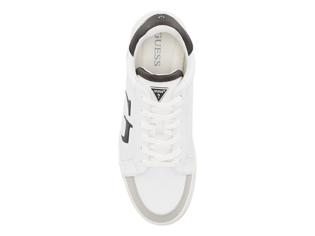 Tenis blancos Guess con detalles en marrón y gris y logotipo G negro en el lateral.