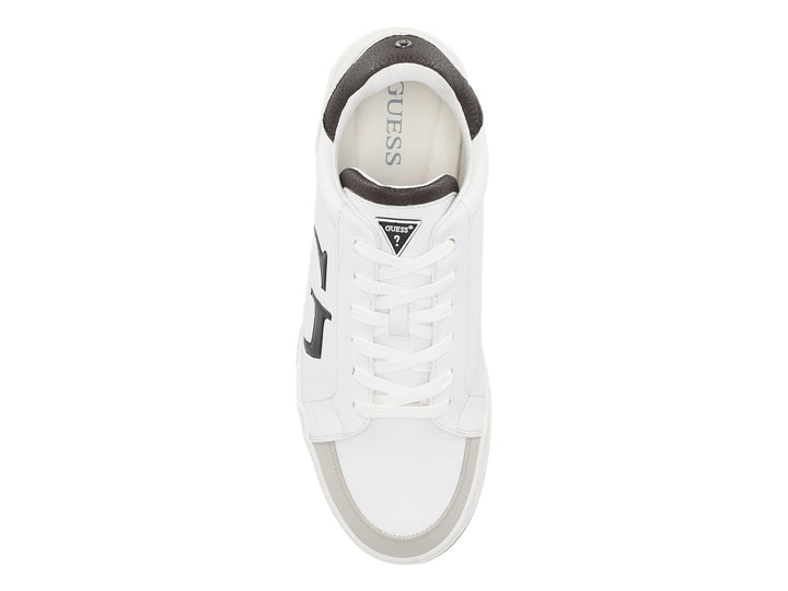 Tenis blancos Guess con detalles en marrón y gris y logotipo G negro en el lateral.