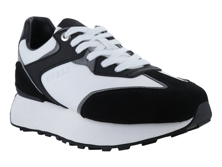 Tenis deportivos GUESS en colores blanco y negro con suela blanca ancha y cordones blancos.
