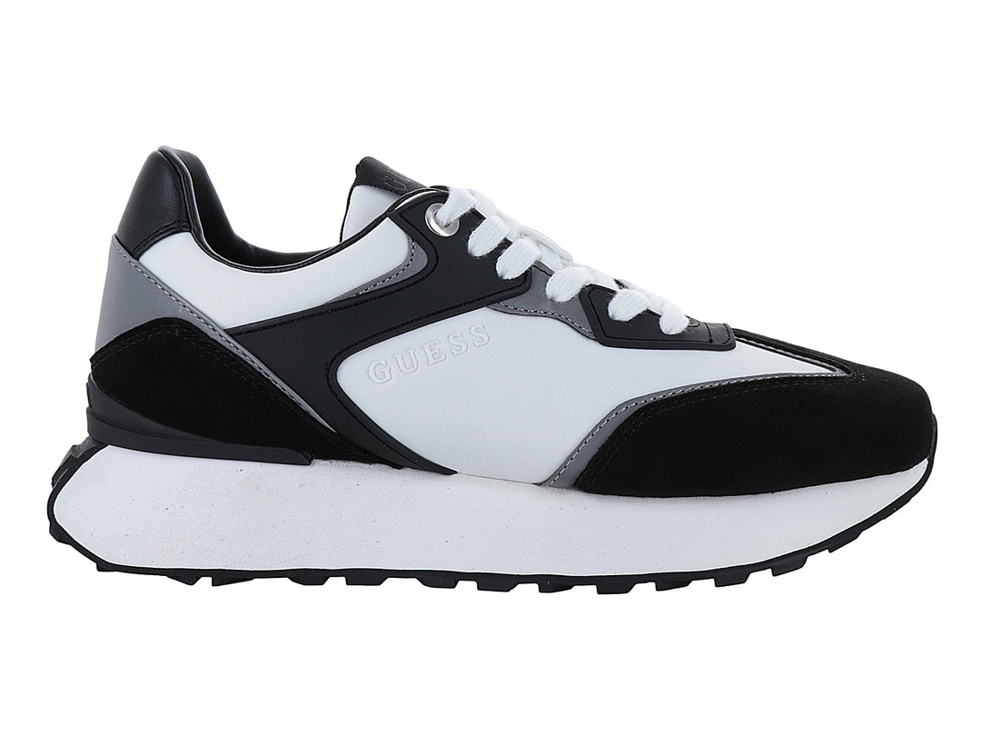 Tenis deportivos GUESS en colores blanco y negro con suela blanca ancha y cordones blancos.