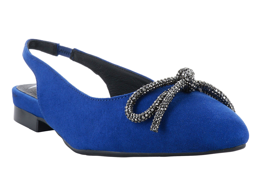 Zapato plano azul para niña con correa posterior y moño decorativo brillante.