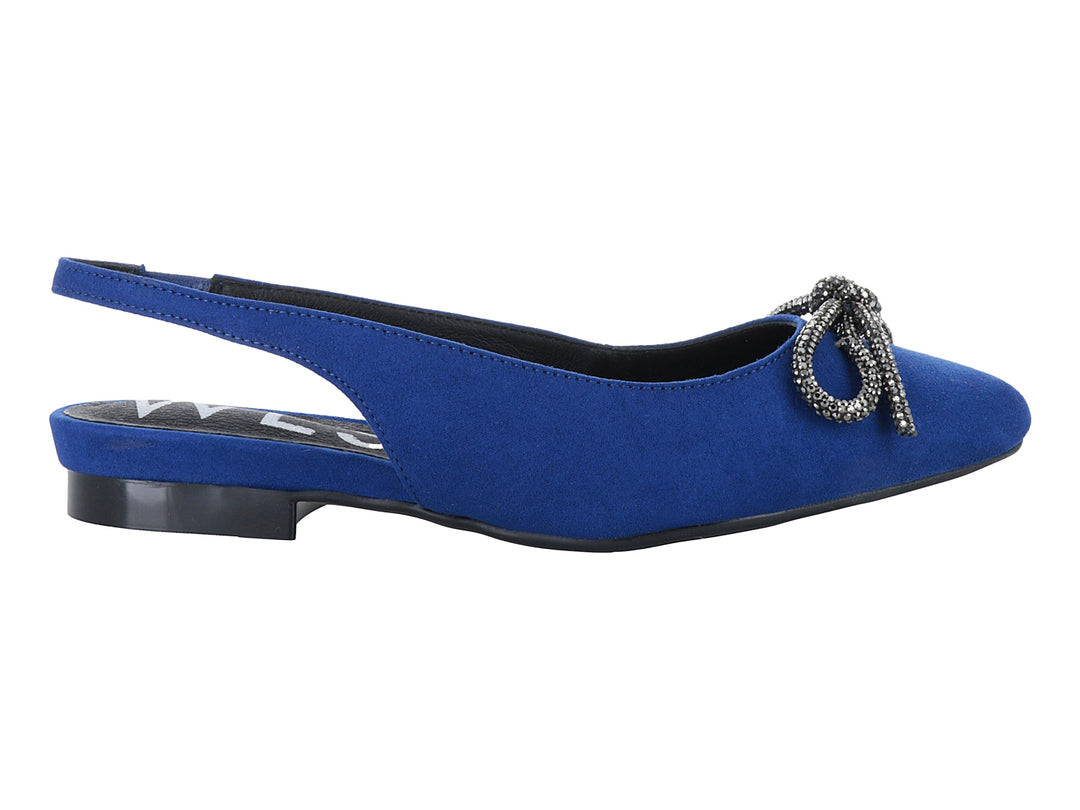 Zapato plano azul para niña con correa posterior y moño decorativo brillante.