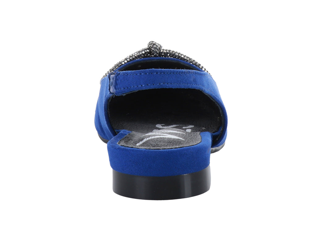 Zapato plano azul para niña con correa posterior y moño decorativo brillante.