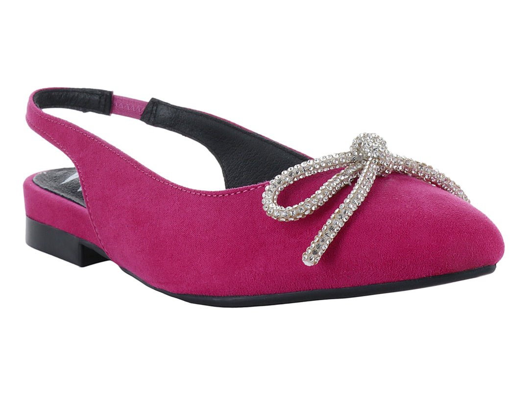 Zapato plano color fucsia con moño de brillantes y correa trasera.