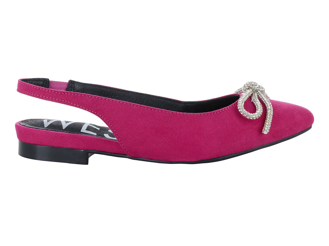 Zapato plano color fucsia con moño de brillantes y correa trasera.