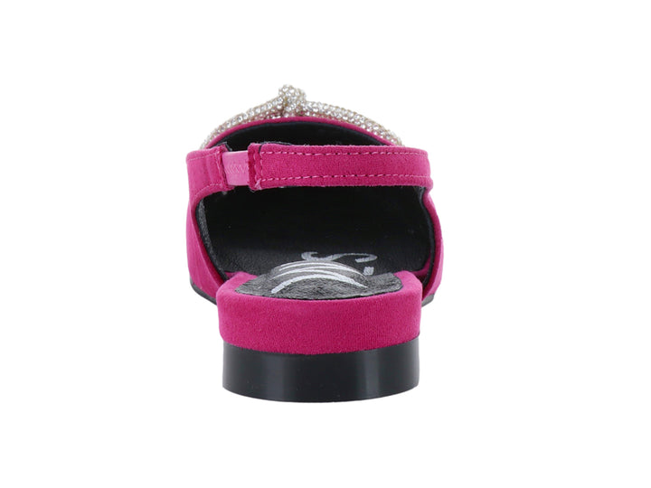 Zapato plano color fucsia con moño de brillantes y correa trasera.
