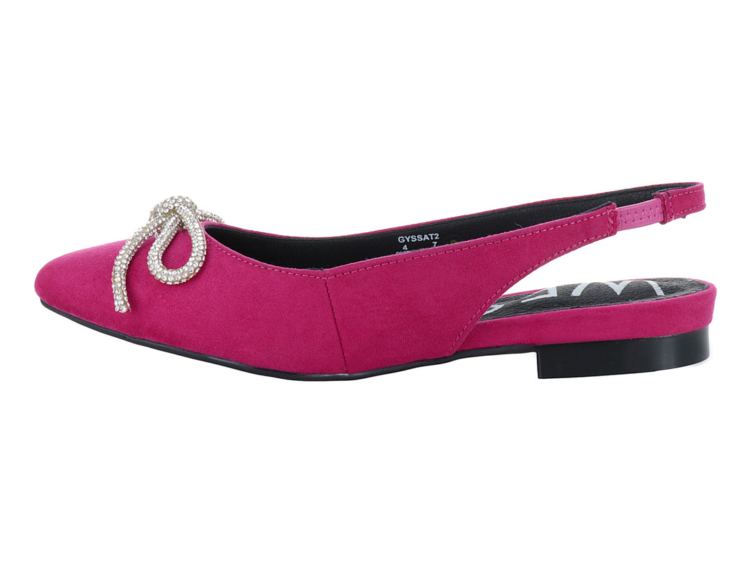 Zapato plano color fucsia con moño de brillantes y correa trasera.