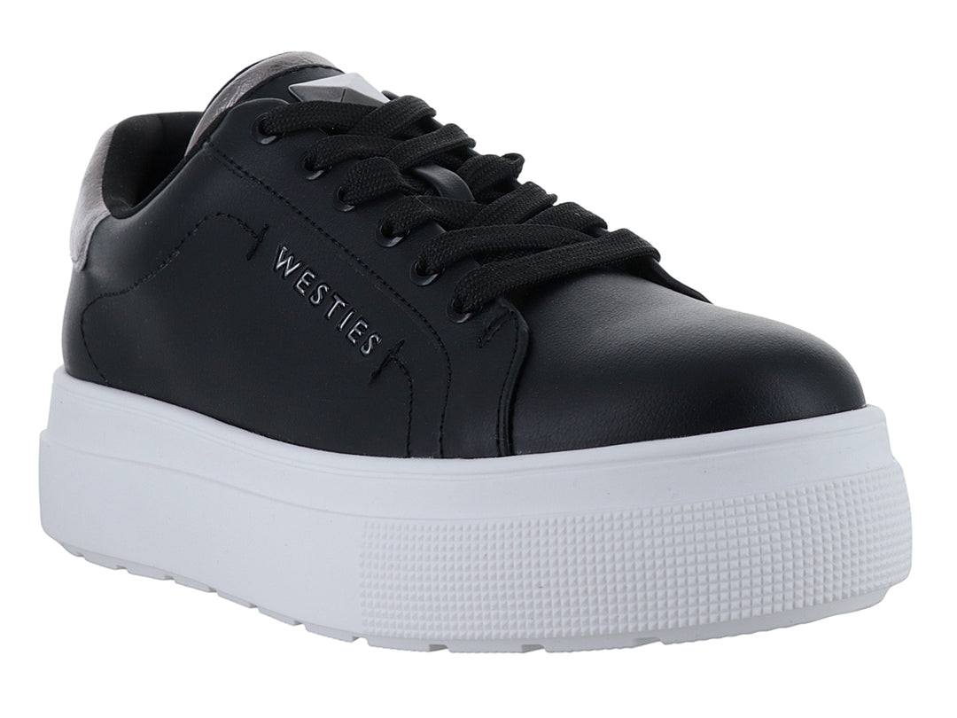 Tenis Westies color negro con suela de plataforma blanca y agujetas negras.