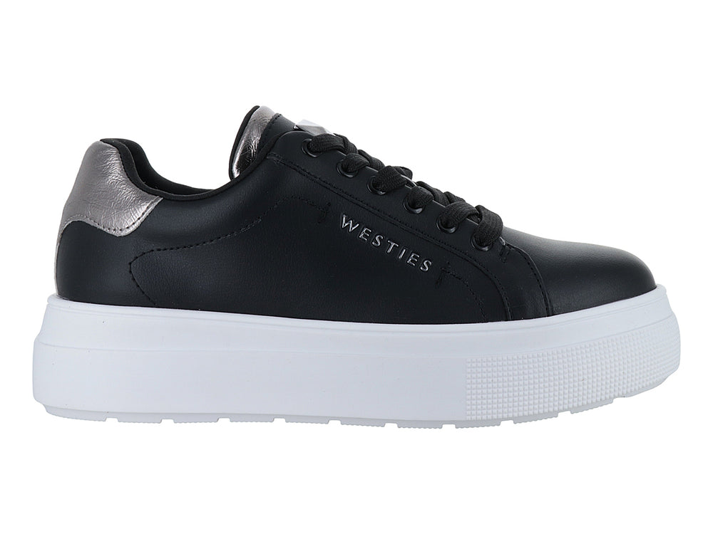 Tenis Westies color negro con suela de plataforma blanca y agujetas negras.