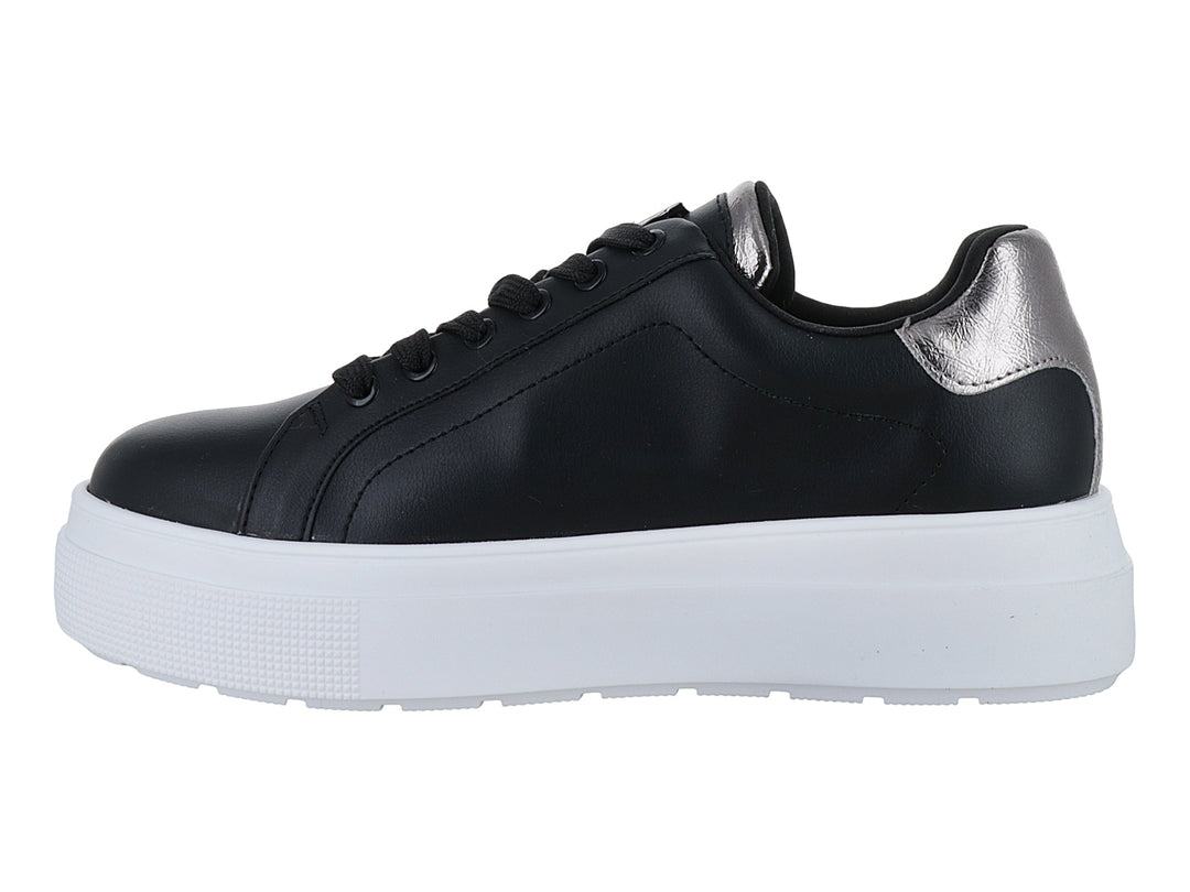 Tenis Westies color negro con suela de plataforma blanca y agujetas negras.
