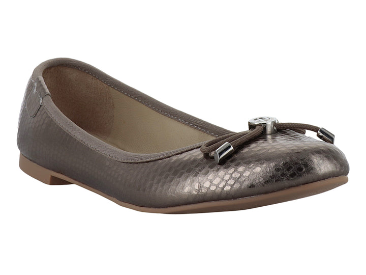 Zapato plano color bronce con textura escamada y detalle de moño metálico en la parte superior.