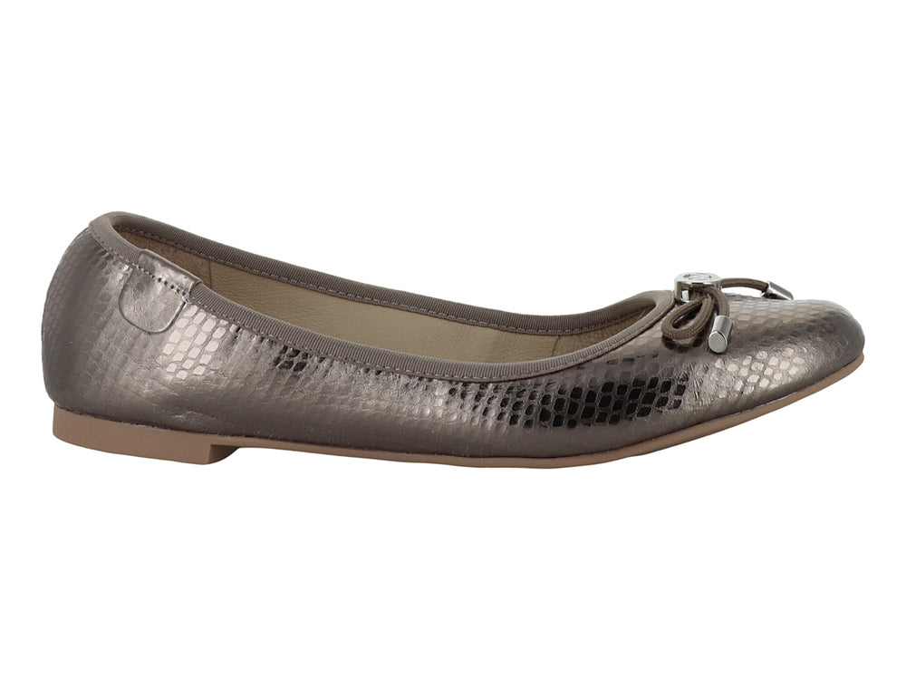 Zapato plano color bronce con textura escamada y detalle de moño metálico en la parte superior.